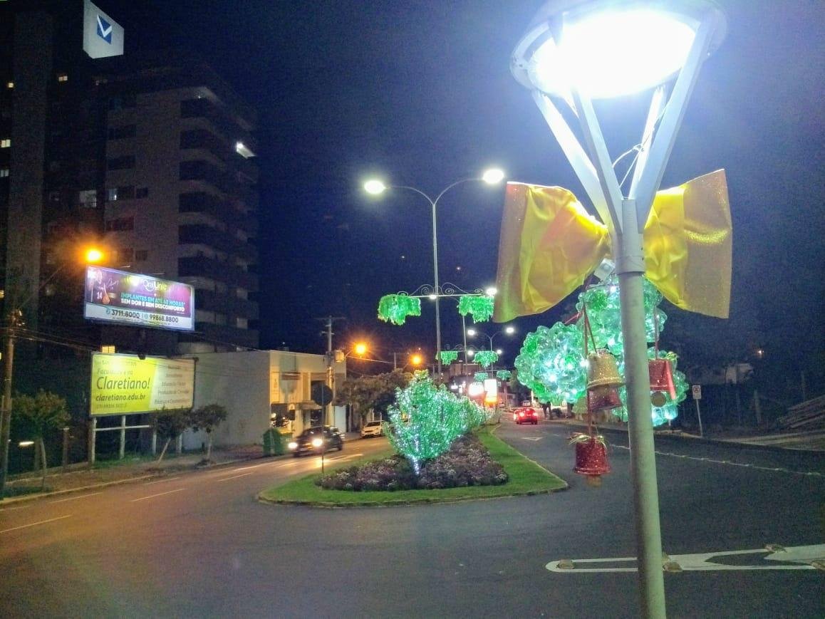 Ruas e pra&ccedil;as receberam a decora&ccedil;&atilde;o natalina