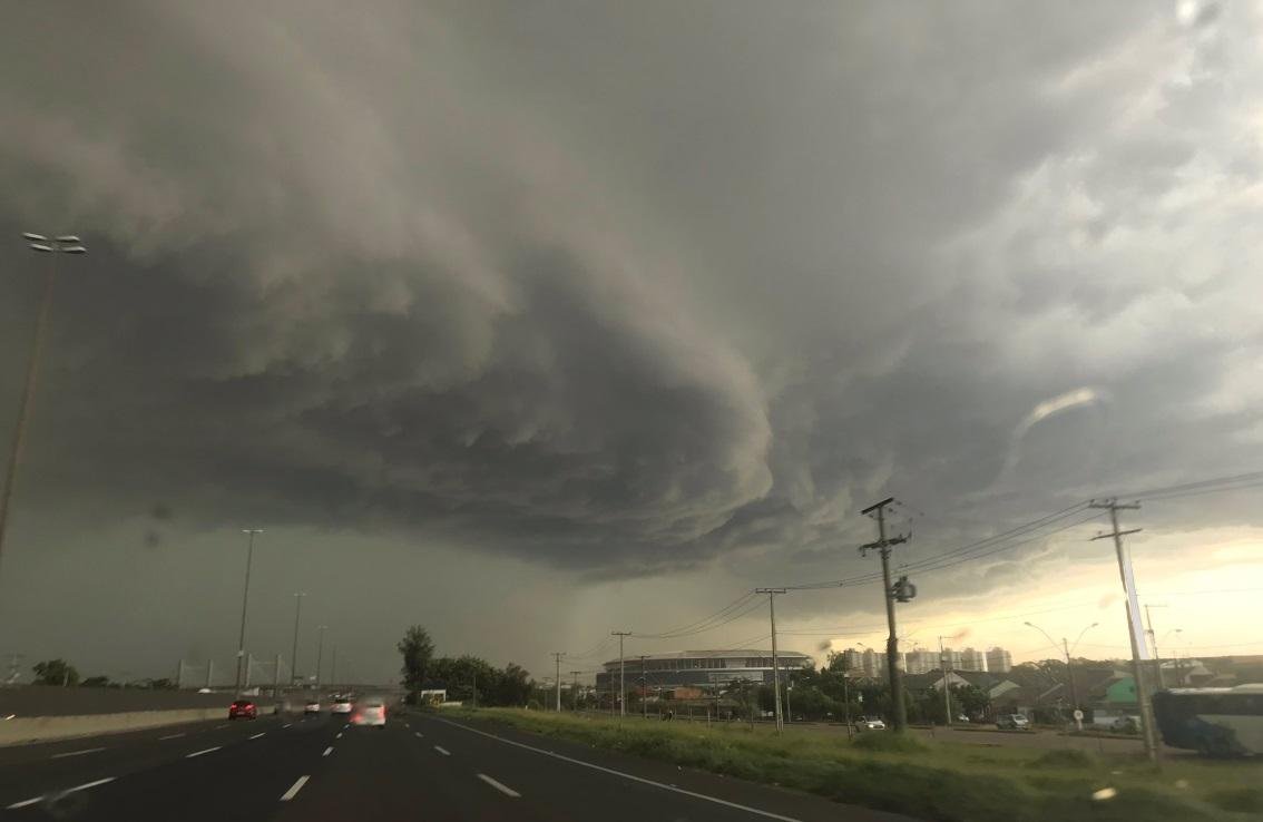 Zona Norte de Porto Alegre teve queda de granizo na tarde desta sexta-feira