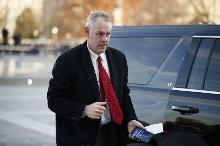 Zinke foi alvo de v&aacute;rias investiga&ccedil;&otilde;es &eacute;ticas, tornando-o um &iacute;m&atilde; para as den&uacute;ncias dos democratas. 