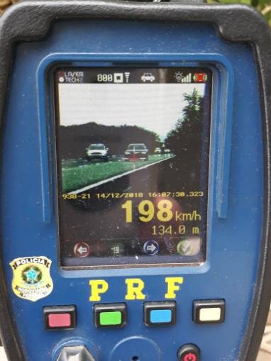 Ve&iacute;culo importado foi flagrado na freeway a 198 km/h na sexta