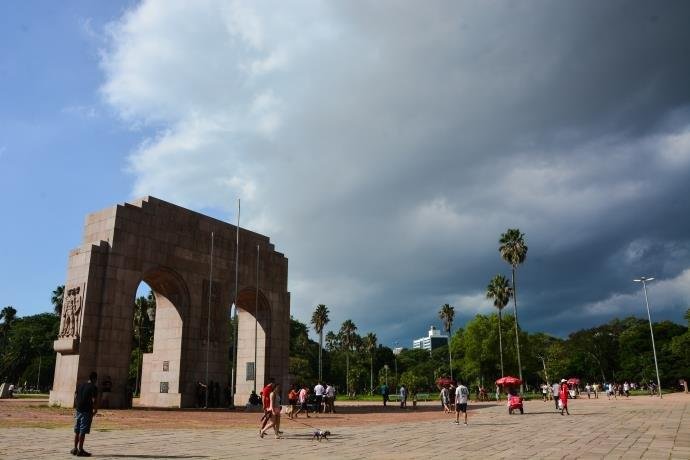 Previs&atilde;o &eacute; de calor e chuvas no Rio Grande do Sul na segunda-feira