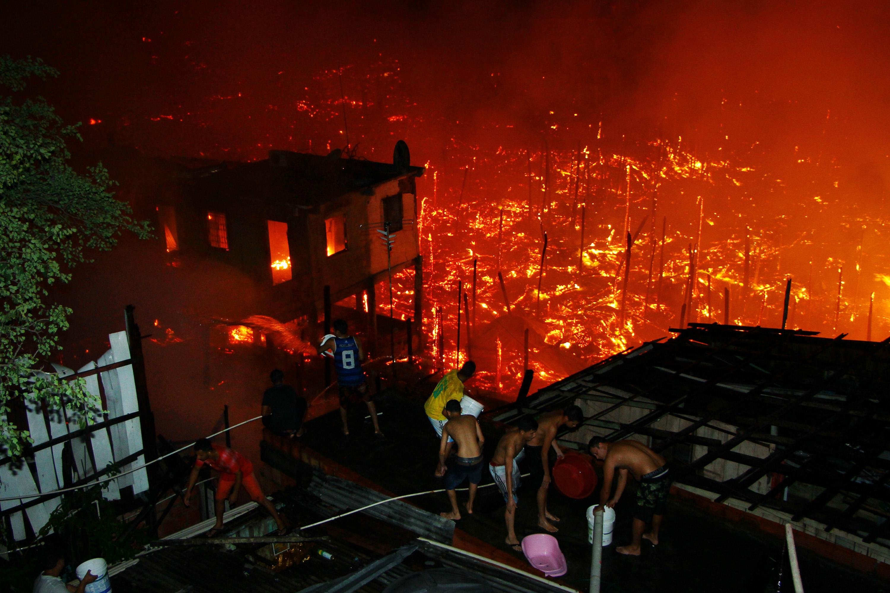 Informa&ccedil;&otilde;es preliminares apontam que o fogo teria come&ccedil;ado com a explos&atilde;o de uma panela de press&atilde;o em uma das resid&ecirc;ncias
