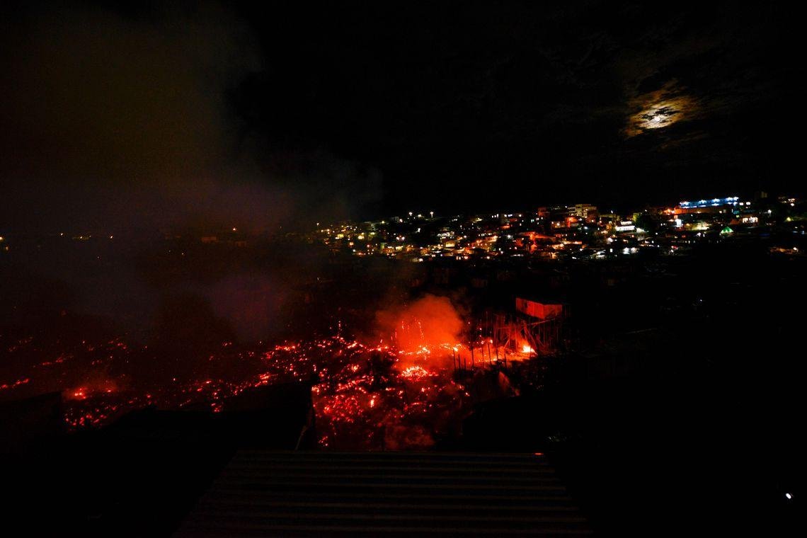 Vento forte ajudou o fogo a se alastrar pelas casas de madeira