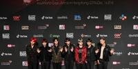 Integrantes do grupo posam no tapete vermelho no Mnet Asian Music Awards, em Hong Kong