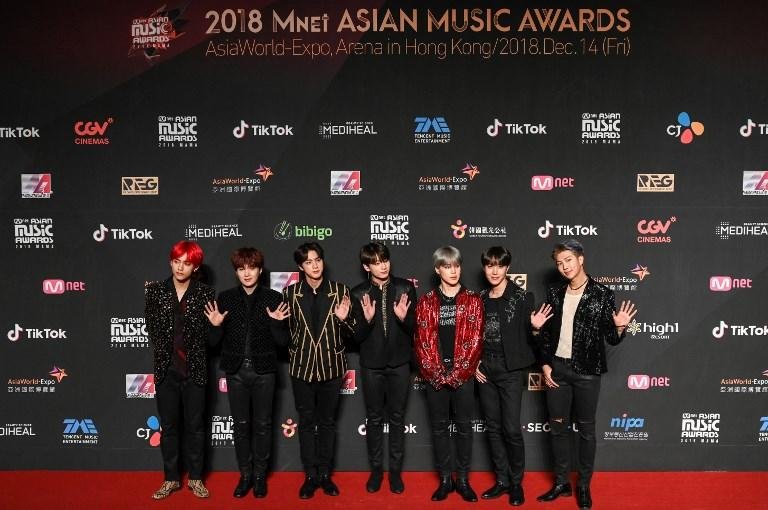 Integrantes do grupo posam no tapete vermelho no Mnet Asian Music Awards, em Hong Kong