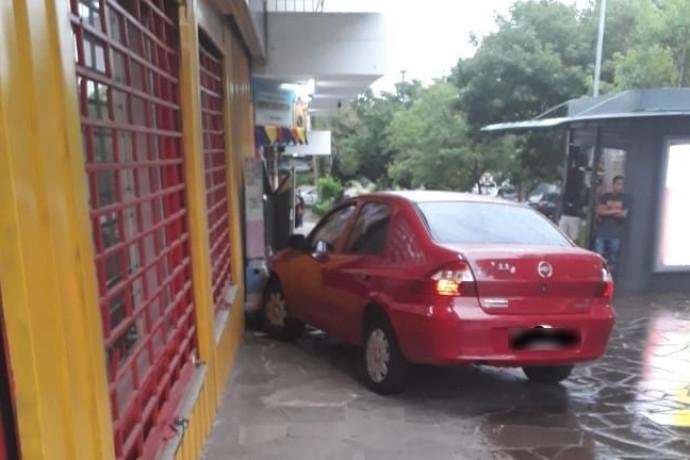Motorista ficou ferido ap&oacute;s perder o controle na pista molhada