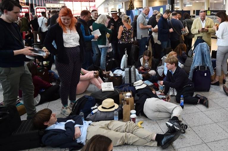Aeroporto ficou lotado com passageiros esperando a reabertura