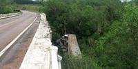 Motorista morre após caminhão cair de ponte em Bagé 