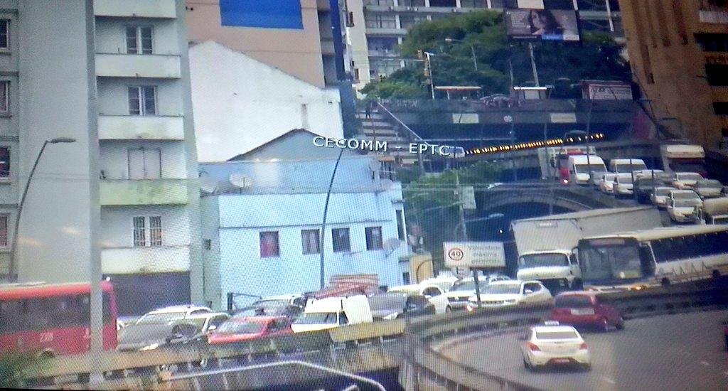 Fluxo &eacute; intenso na sa&iacute;da de Porto Alegre pela Rodovi&aacute;ria