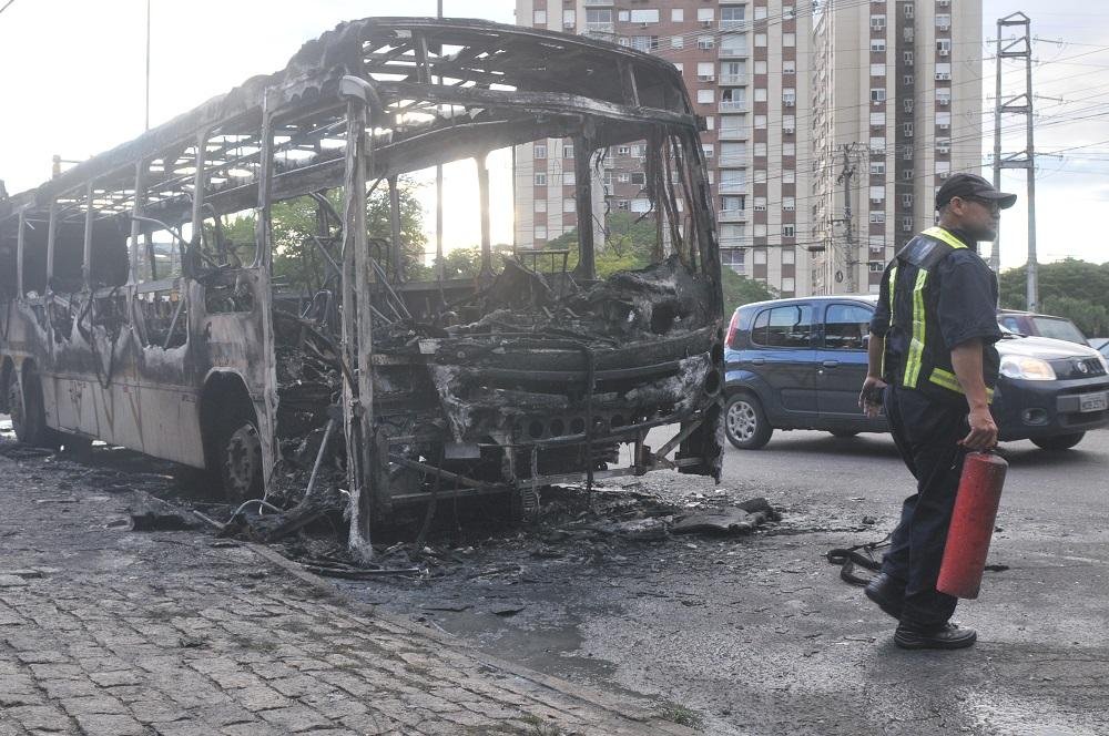 Motorista tentou apagar chamas, mas extintor de inc&ecirc;ndio n&atilde;o funcionou