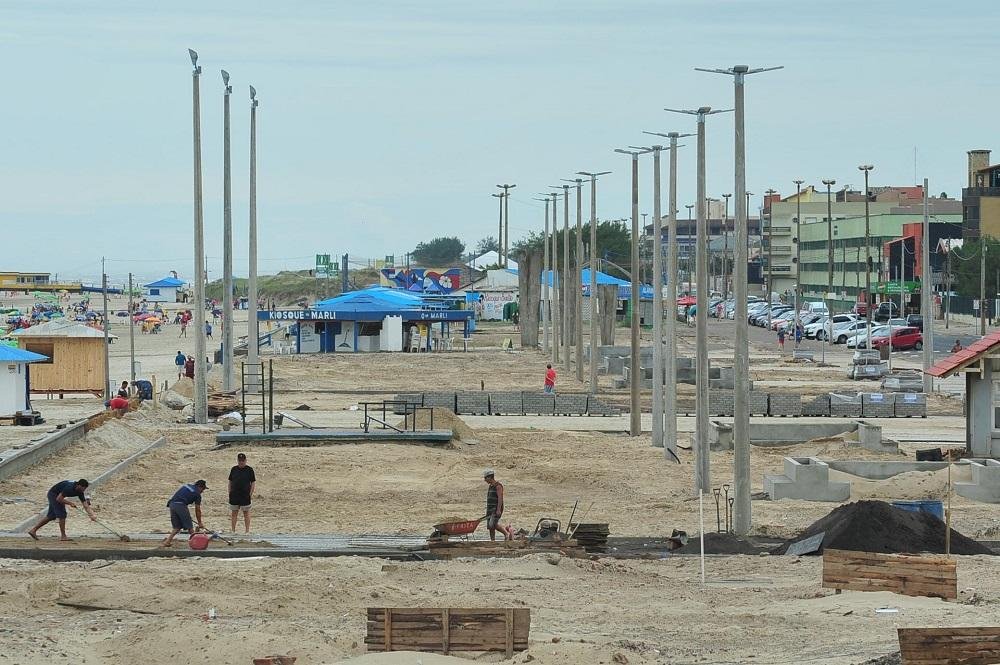 Or&ccedil;ada em cerca de R$ 4,3 milh&otilde;es, a revitaliza&ccedil;&atilde;o da orla de Tramanda&iacute; est&aacute; sendo realizada com recursos do munic&iacute;pio