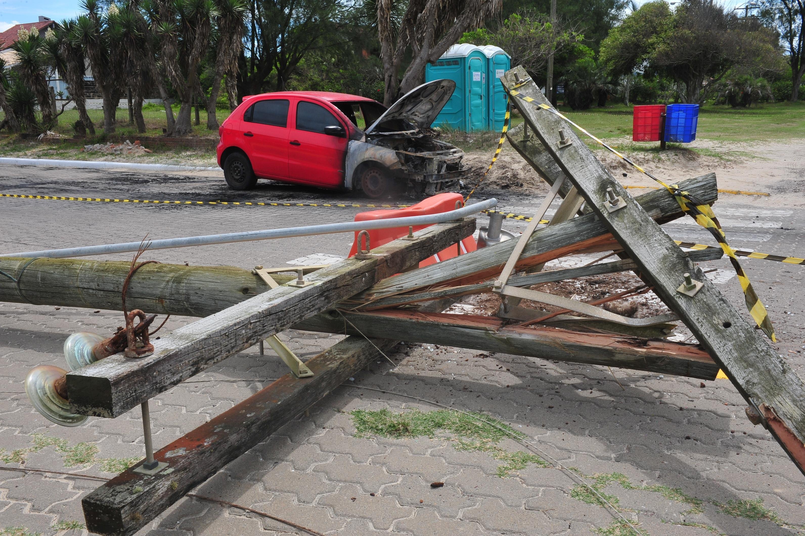 Carro estava estacionado quando poste despencou