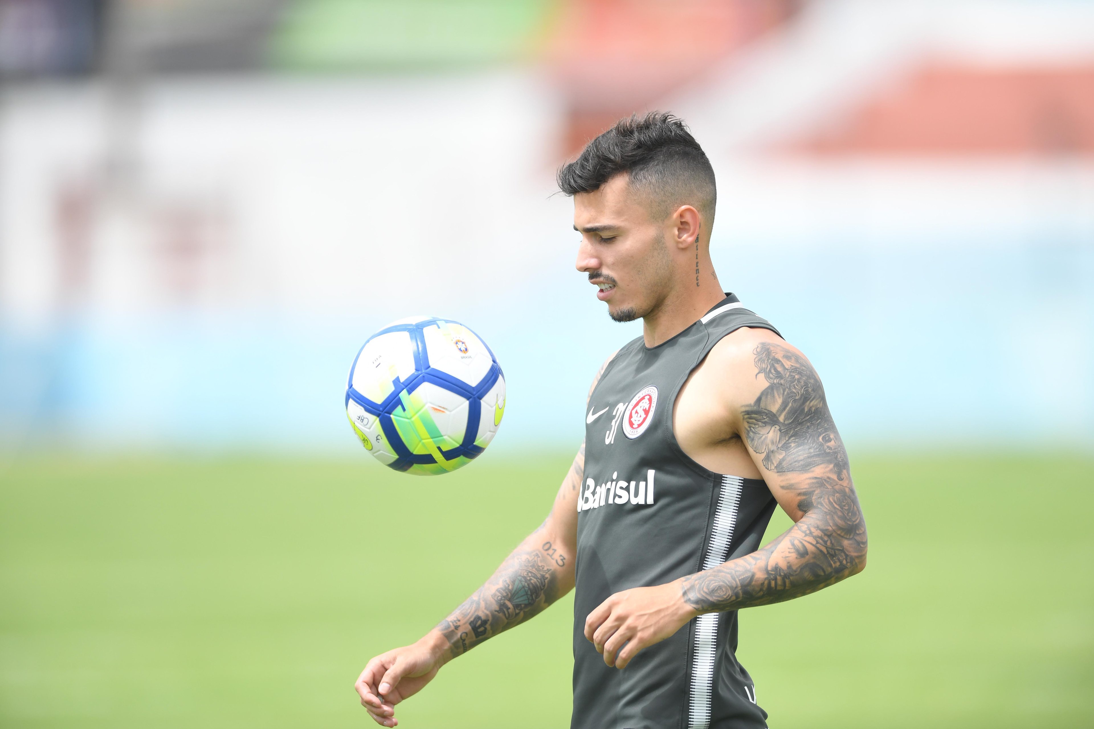 Sem Fabiano, devolvido, e Dudu, lesionado, Inter come&ccedil;a o ano com apenas Zeca na lateral direita