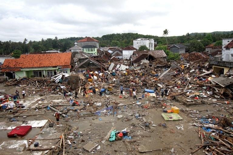 Tsunami na Indon&eacute;sia j&aacute; deixou mais de 300 mortos