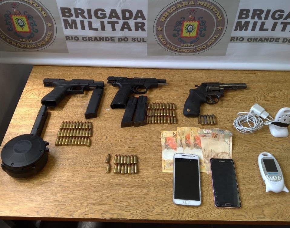 Brigada Militar apreendeu diversos itens com a dupla em Canoas