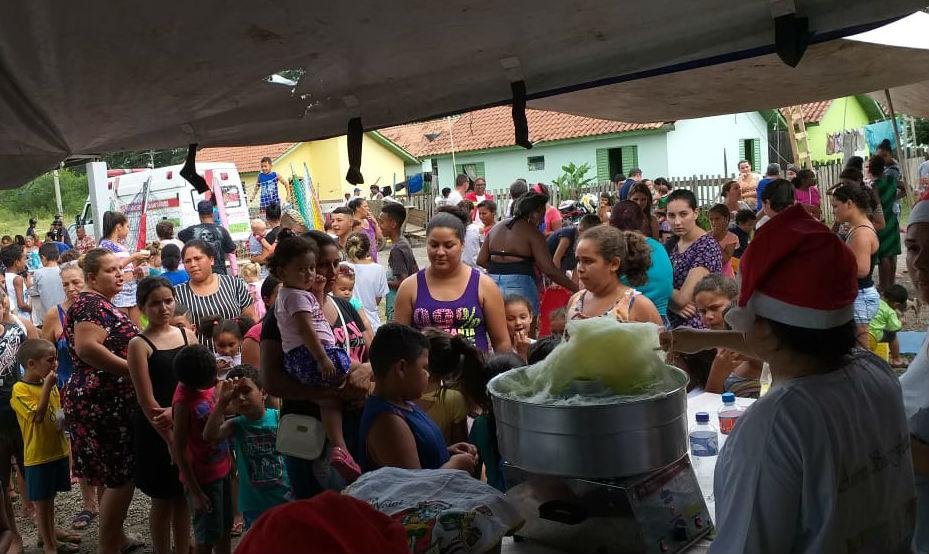 Crian&ccedil;as anharam cachorro-quente, algod&atilde;o doce e bolas