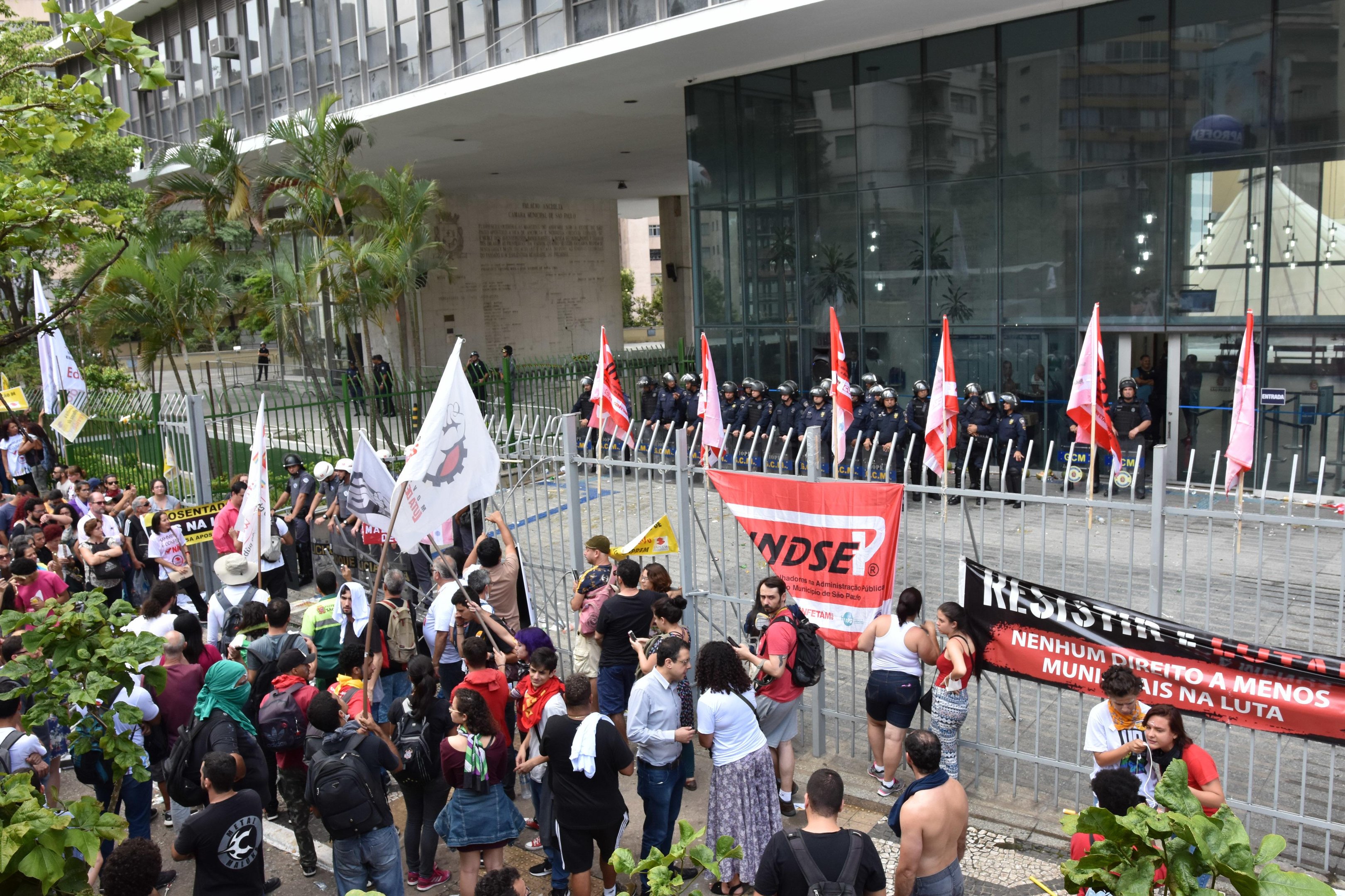 Servidores p&uacute;blicos faziam protesto desde as 10h desta quarta-feira