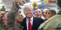 Trump visita tropas no Iraque com Melania