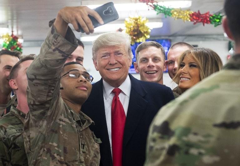 Trump visita tropas no Iraque com Melania