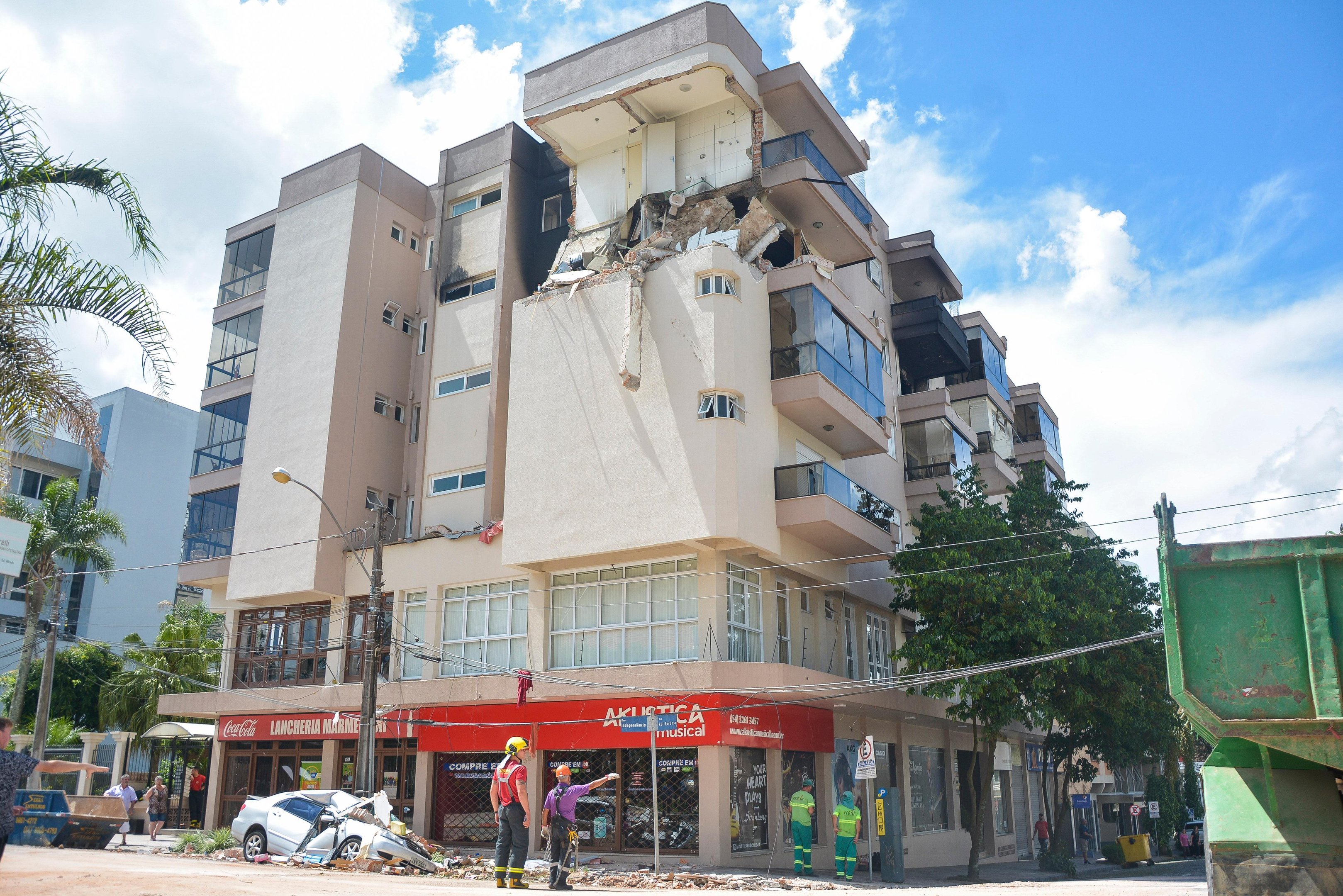 Paciente tamb&eacute;m apresenta queimaduras nas vias a&eacute;reas em decorr&ecirc;ncia da inala&ccedil;&atilde;o de fuma&ccedil;a e ar quente