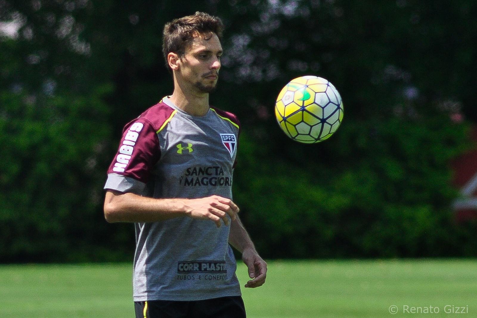 Prefer&ecirc;ncia por atuar no exterior afasta Gr&ecirc;mio de ter Rodrigo Caio