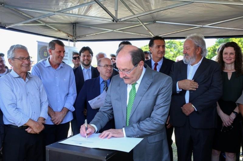 Assinatura ocorreu durante cerim&ocirc;nia de entrega de 2002 novas viaturas para a &aacute;rea de seguran&ccedil;a do Estado