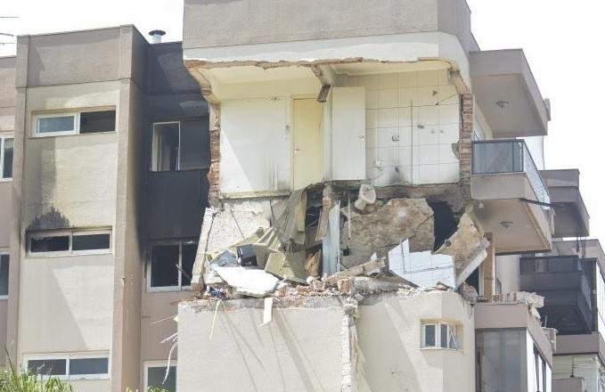 Moradora de apartamento que explodiu passa por cirurgia e segue em estado grave 
