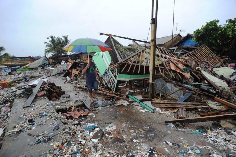 Aproximadamente mil casas e dezenas de hot&eacute;is foram danificados pelo tsunami no Estreito de Sunda