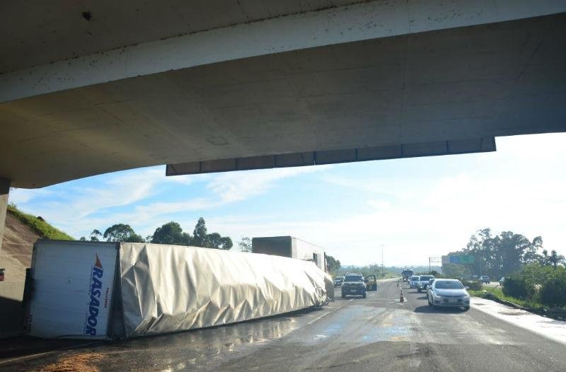 Tombamento de caminh&atilde;o causa lentid&atilde;o na BR 290, em Santo Ant&ocirc;nio da Patrulha