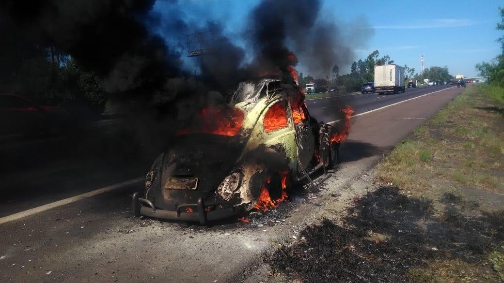 Carro pega fogo e complica tr&acirc;nsito na Freeway 