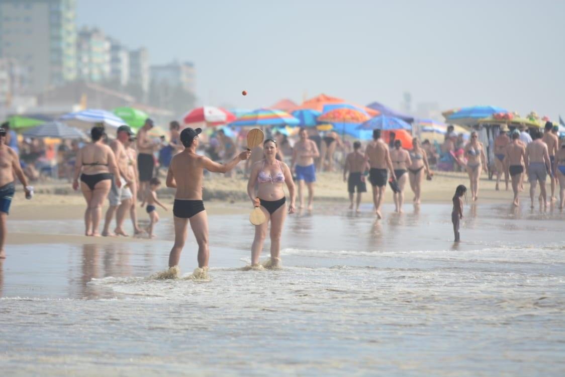 Cap&atilde;o da Canoa tem praia lotada no &uacute;ltimo s&aacute;bado de 2018