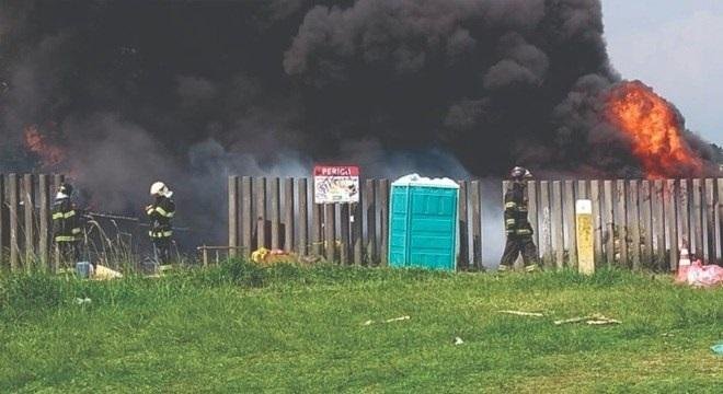Bombeiros enfrentam dificuldades para extinguir as chamas