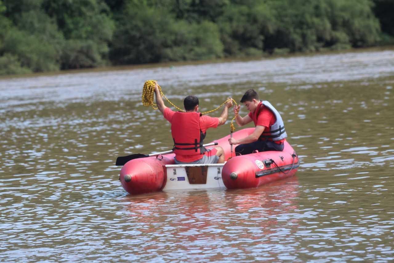 Crian&ccedil;a submergiu em &aacute;rea com profundidade de sete metros, em Mu&ccedil;um