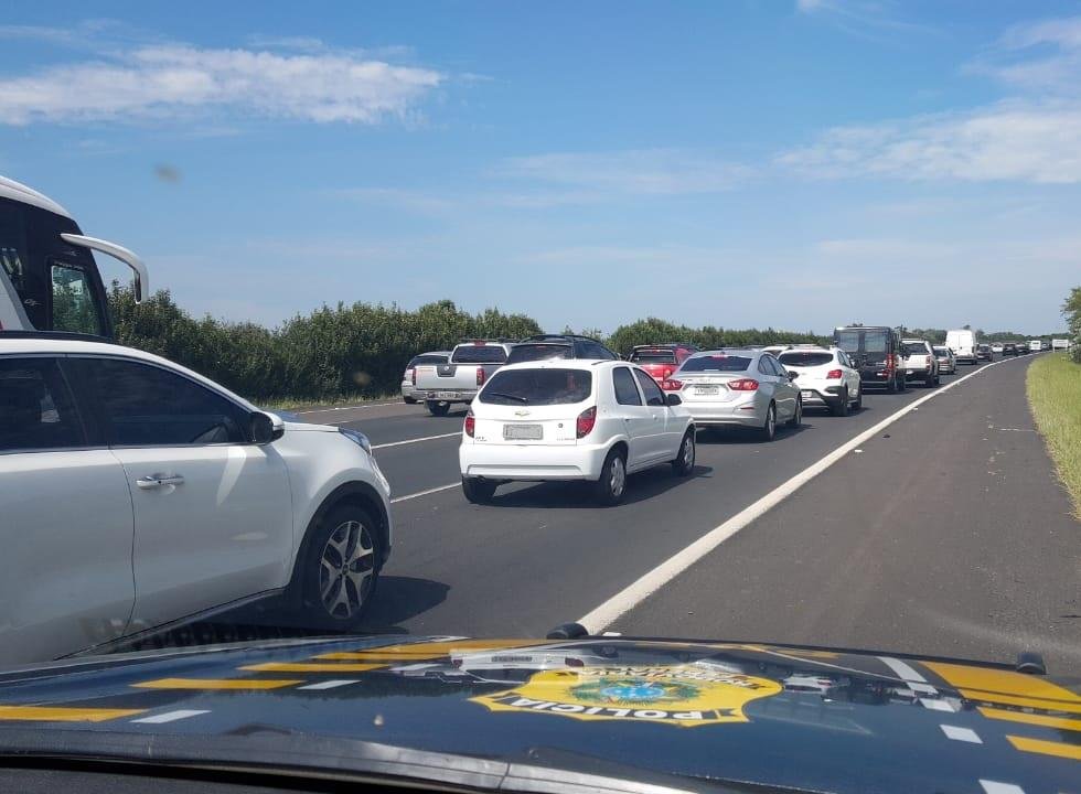 Freeway registra tr&acirc;nsito lento no retorno do feriad&atilde;o