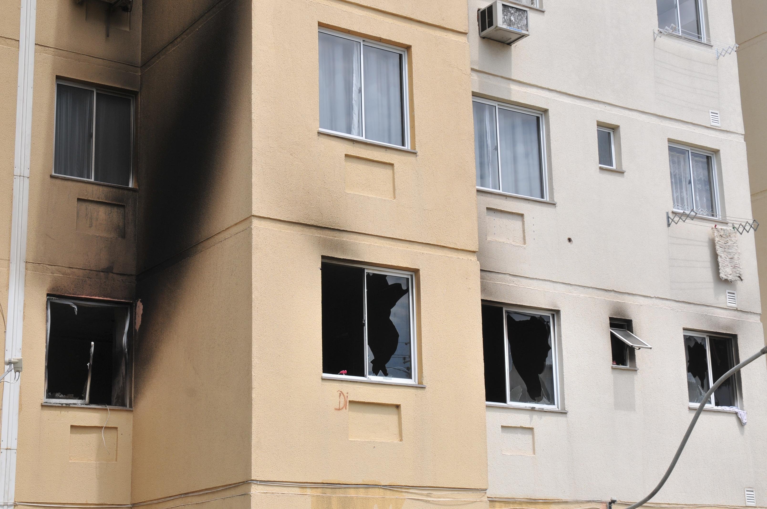 Apartamento localizado no bairro Restinga foi completamente tomado pelas chamas ap&oacute;s uma briga de casal