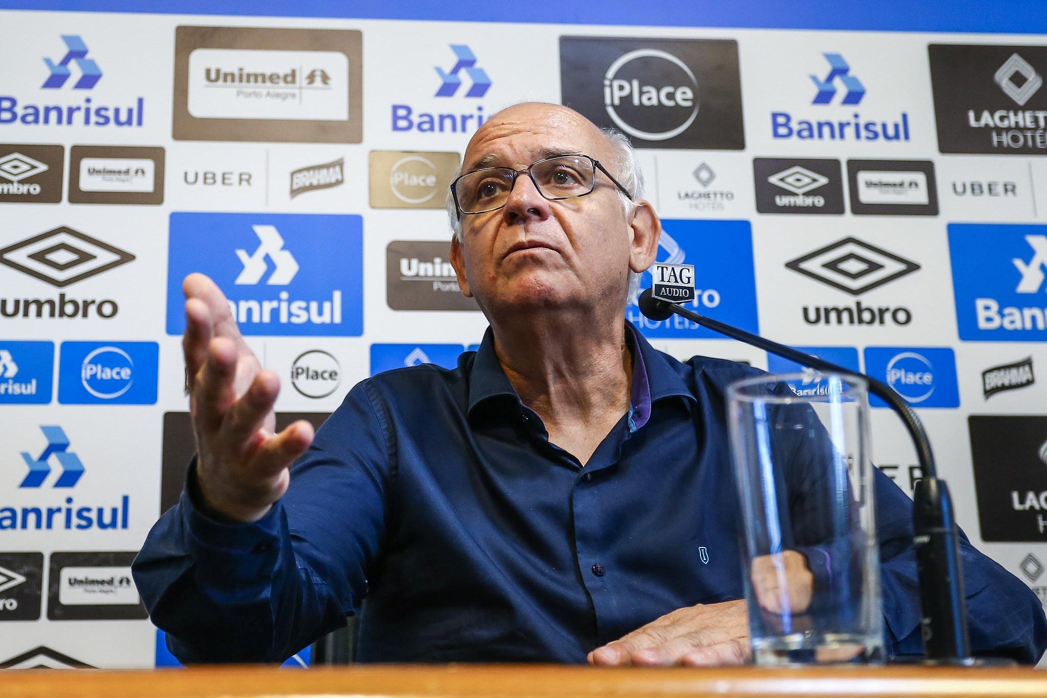 Romildo fala em transi&ccedil;&atilde;o, mas promete repor pe&ccedil;as do elenco