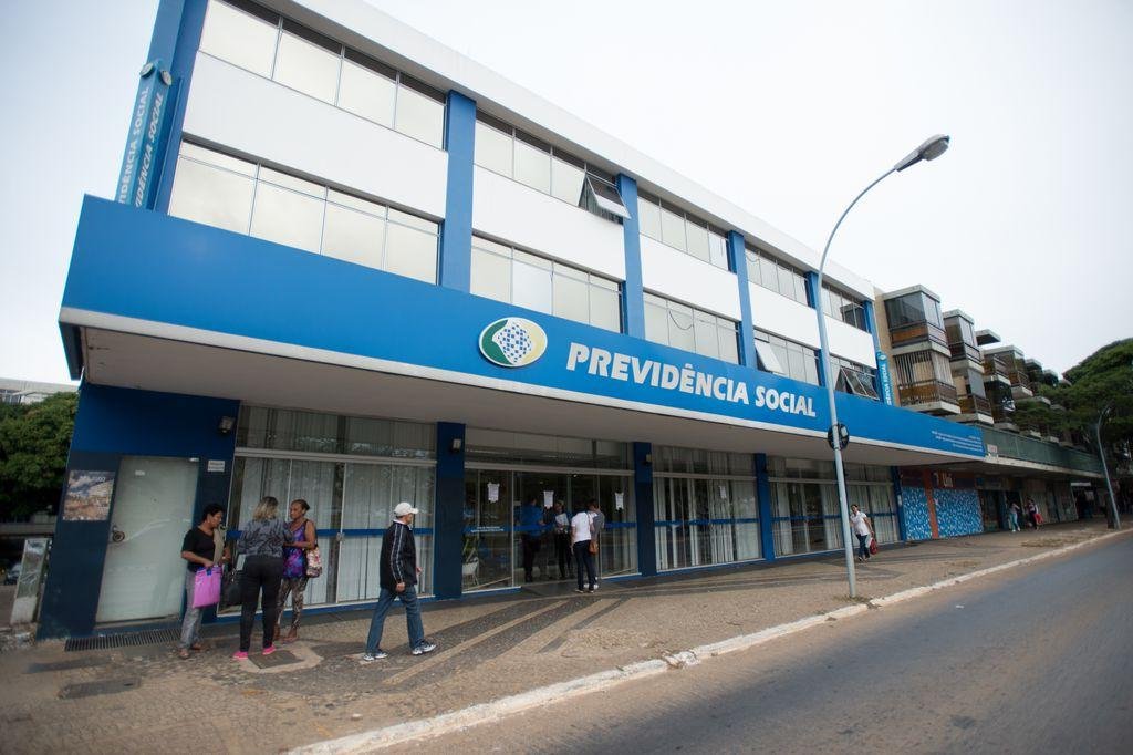 Pedido de aposentadoria pode ser solicitado pelo n&uacute;mero 135 ou pelo site do INSS