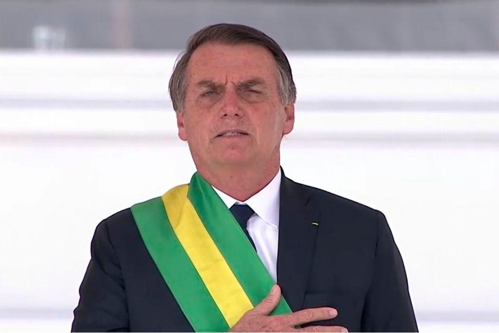 Jair Bolsonaro recebeu a faixa presidencial das m&atilde;os de Michel Temer