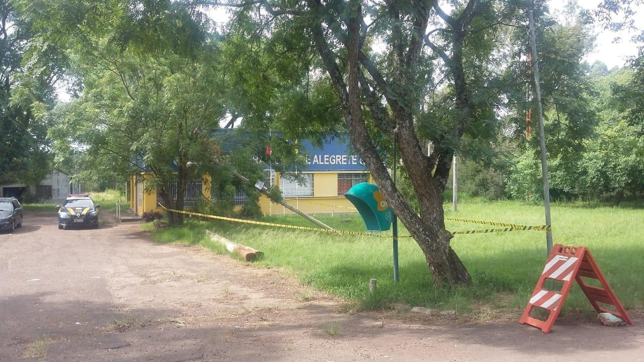 Interrup&ccedil;&atilde;o foi motivada pela queda de poste no entorno da sede