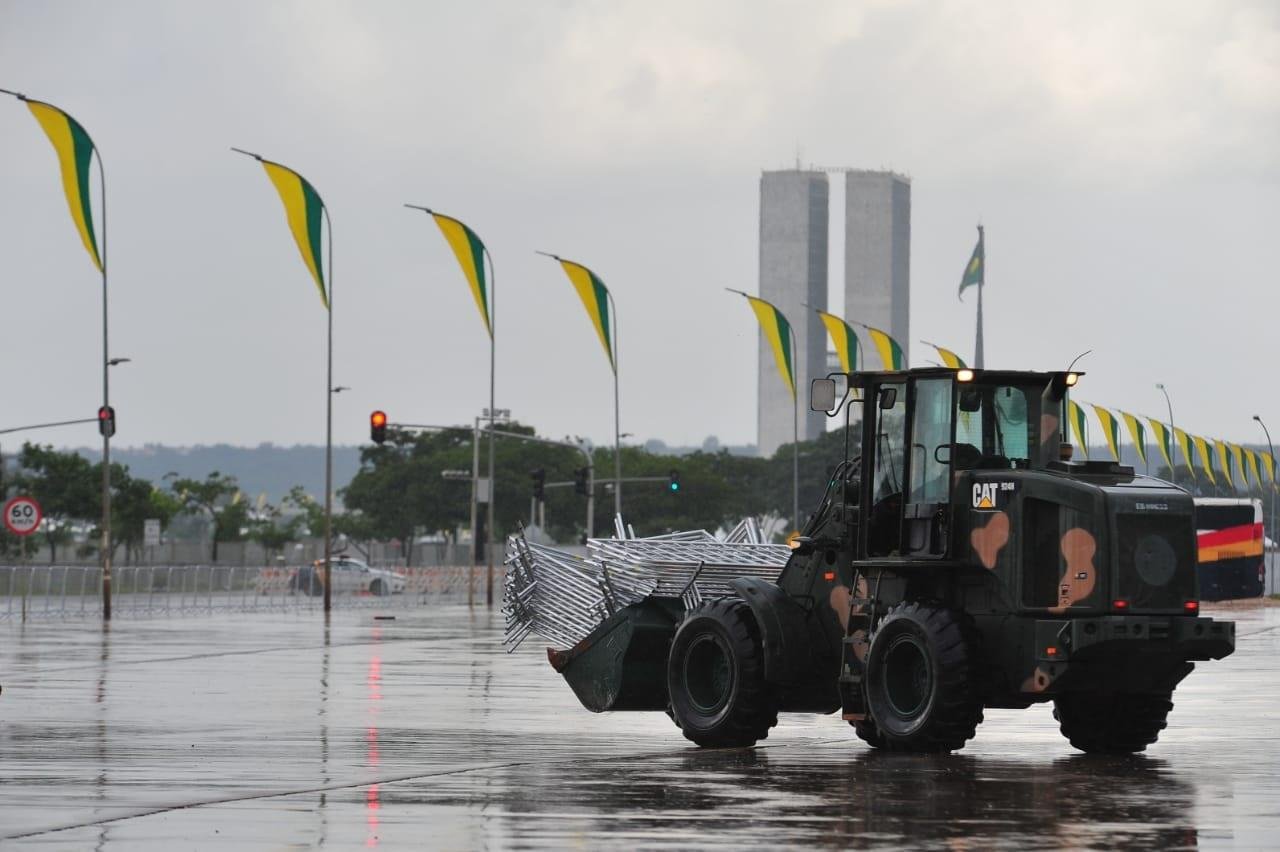 Preparativos para a posse s&oacute; foram interrompidos por forte temporal