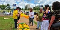 Turistas aproveitam para comprar camisetas relacionadas ao novo presidente do Brasil