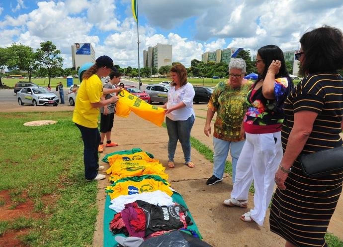 Turistas aproveitam para comprar camisetas relacionadas ao novo presidente do Brasil