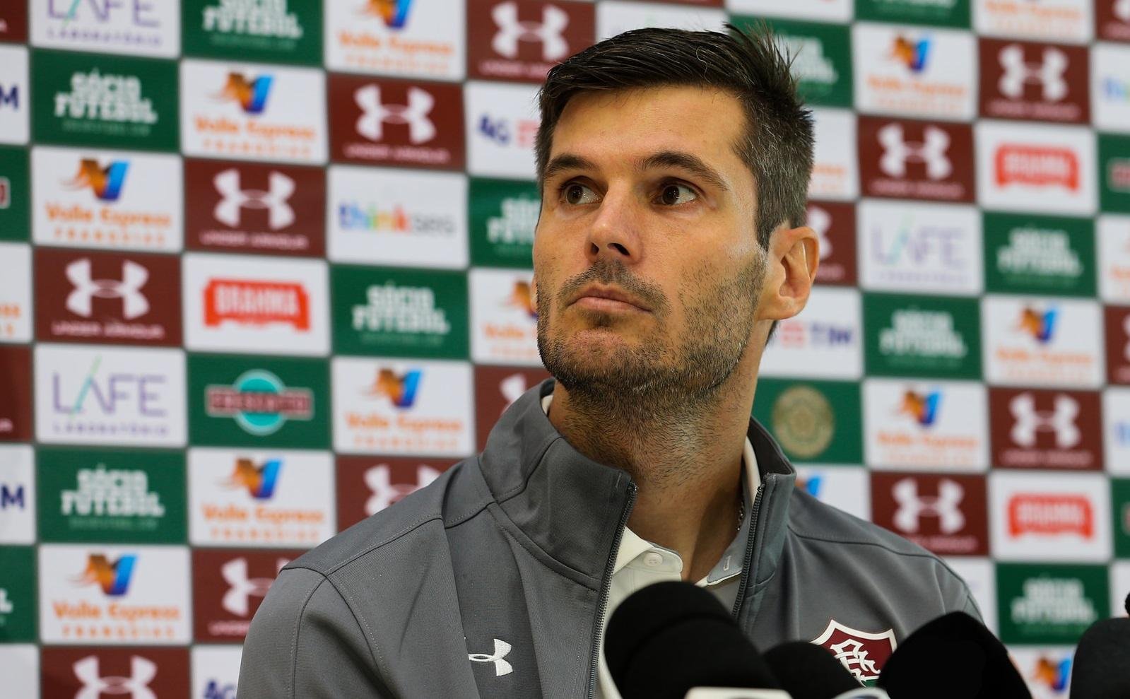 Goleiro J&uacute;lio C&eacute;sar chega a Porto Alegre para realizar exames e assinar contrato