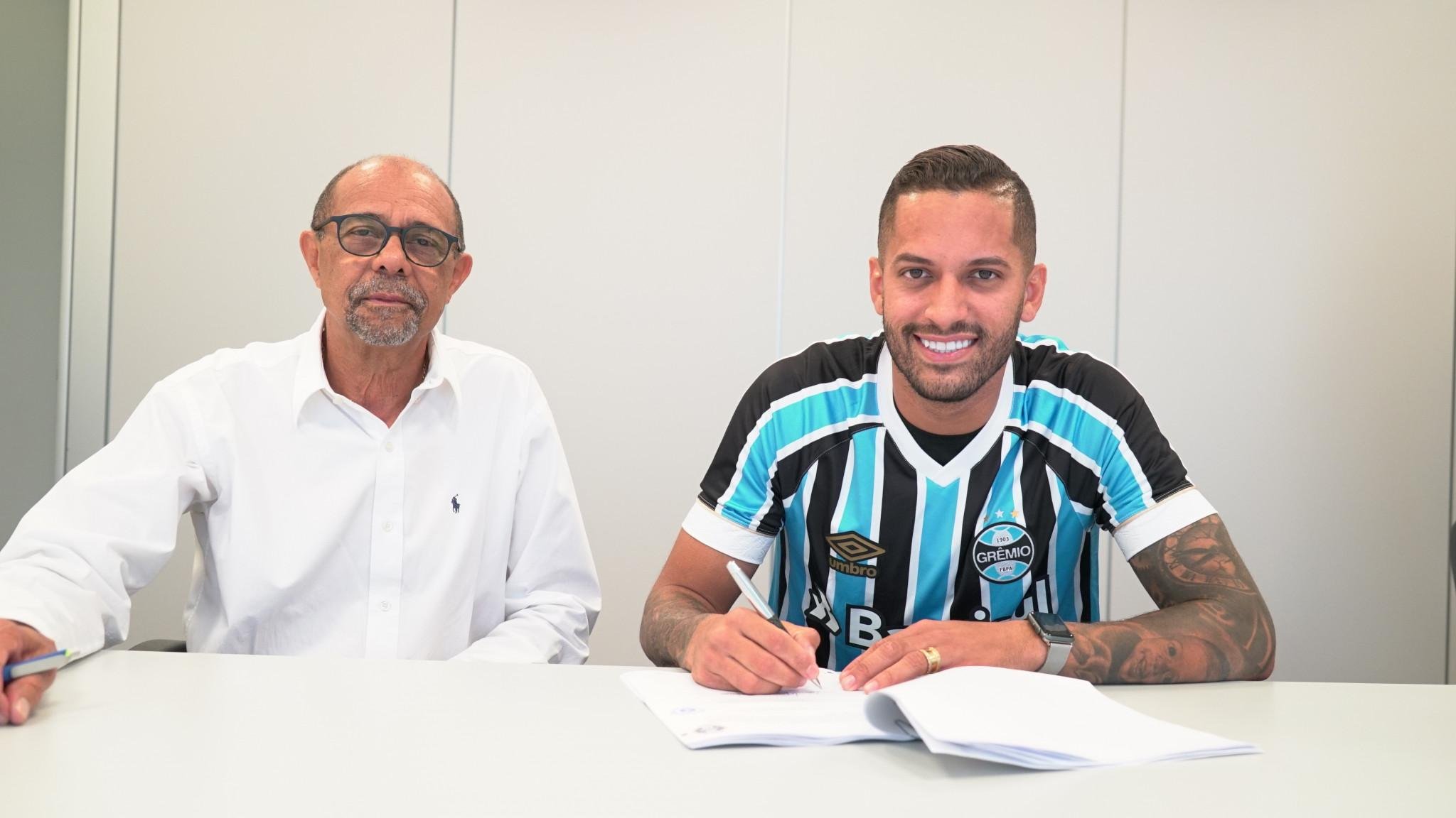 R&ocirc;mulo assinou contrato at&eacute; o final do ano