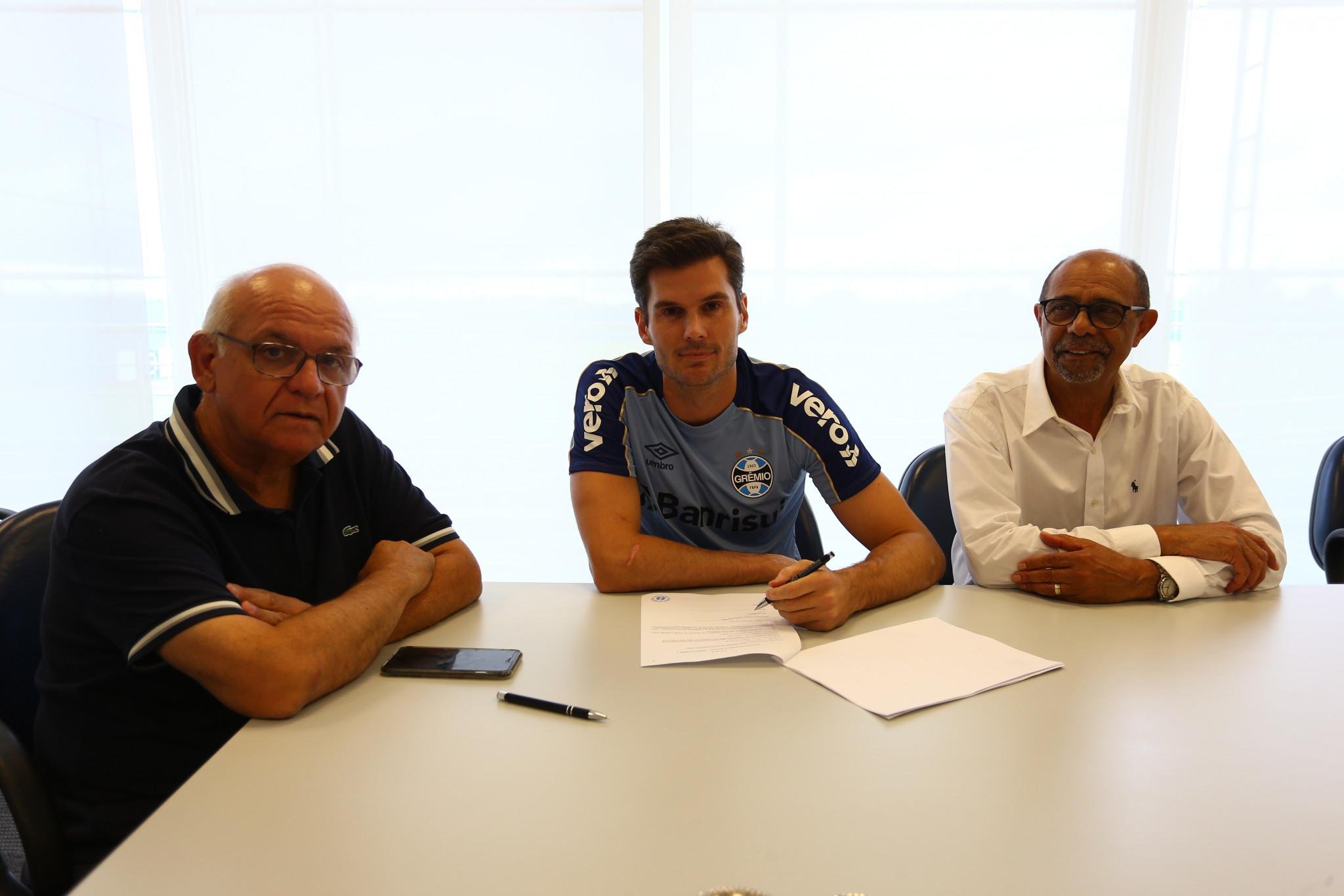 Gr&ecirc;mio oficializou a contrata&ccedil;&atilde;o do goleiro J&uacute;lio C&eacute;sar