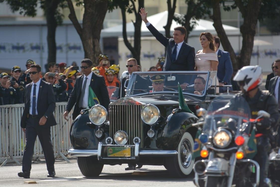 Bolsonaro e Michelle desfilaram no Rolls Royce presidencial