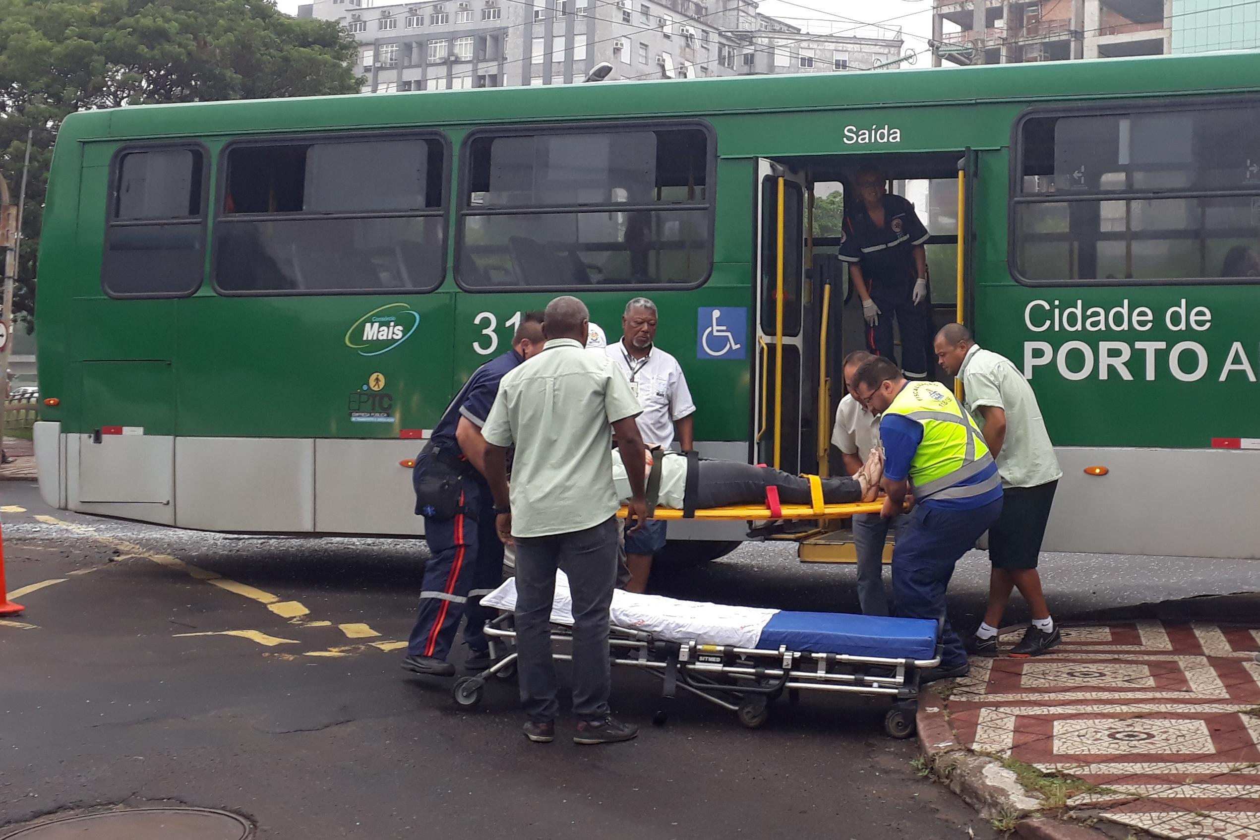 Acidente entre dois &ocirc;nibus deixou feridos em Porto Alegre
