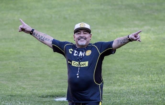 Aos 58 anos, Maradona assumiu o comando da equipe em setembro