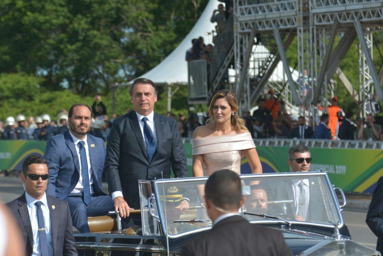 Presidente n&atilde;o atendeu pedidos para fazer desfile em carro fechado
