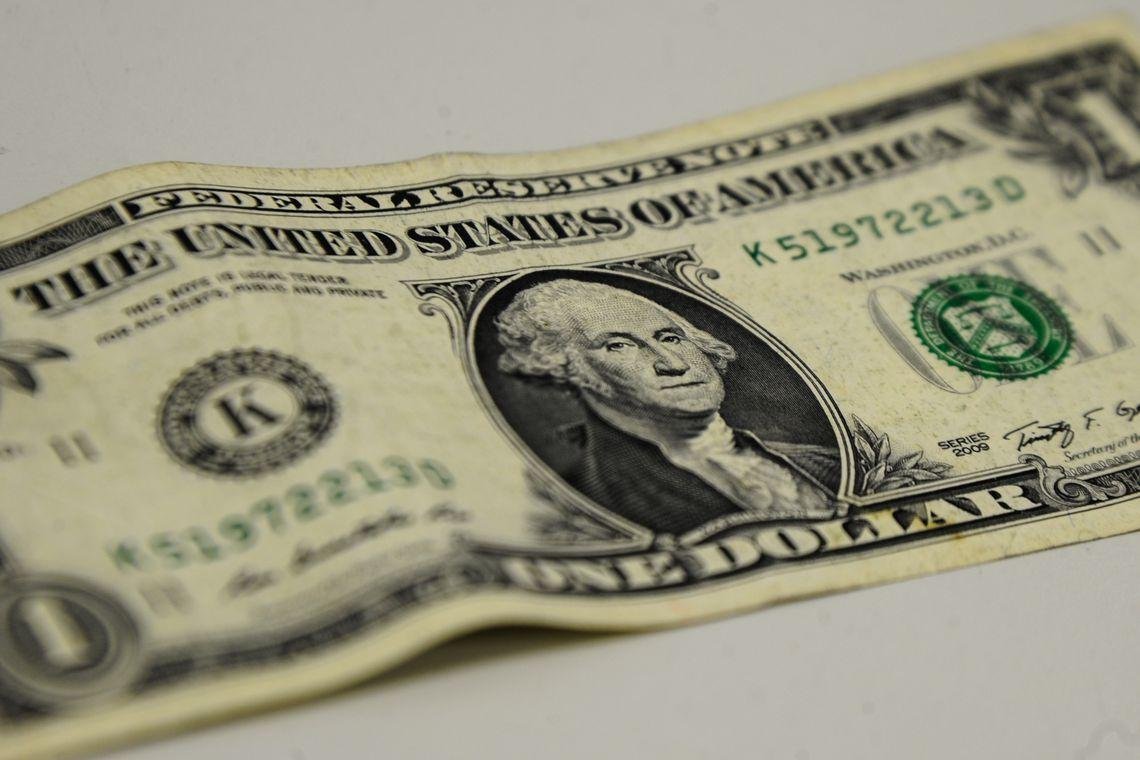 Na quinta-feira, o d&oacute;lar fechou em queda